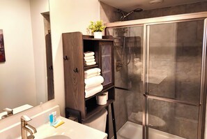 Regadera, toallas, jabón, papel de baño