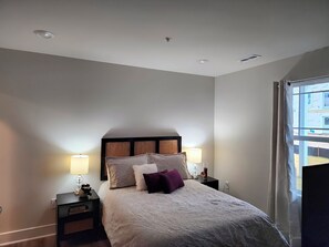 Tabla de planchar con plancha, wifi y ropa de cama