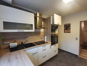 Kjøleskap, mikrobølgeovn, ovn og kokeplater