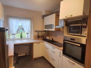 Kühlschrank, Mikrowelle, Ofen, Herdplatte