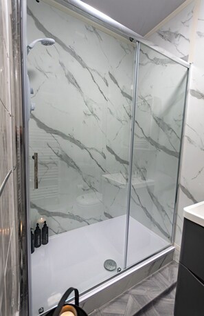 Shower, hair dryer, towels, soap - POOL TABLE/ CINEMA ROOM/ WEEKLY DISCOUNTS (Glasgow)