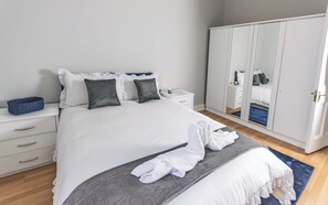 Iron/ironing board, travel cot, free WiFi, bed sheets - POOL TABLE/ CINEMA ROOM/ WEEKLY DISCOUNTS (Glasgow)