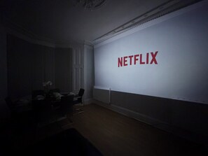Dining - POOL TABLE/ CINEMA ROOM/ WEEKLY DISCOUNTS (Glasgow)
