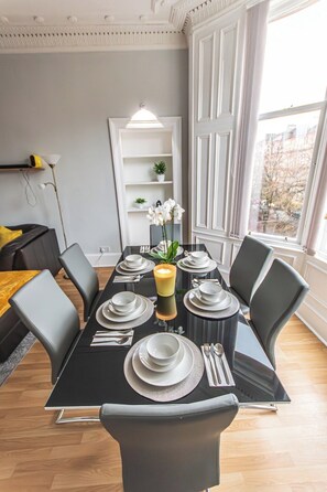 Dining - POOL TABLE/ CINEMA ROOM/ WEEKLY DISCOUNTS (Glasgow)