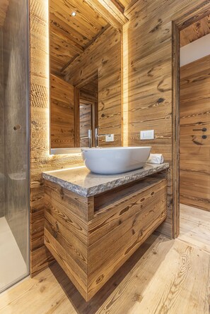 Shower, hair dryer, bidet, towels - Poligrafica 1 House, quiet and comfortable (Cortina d´Ampezzo)