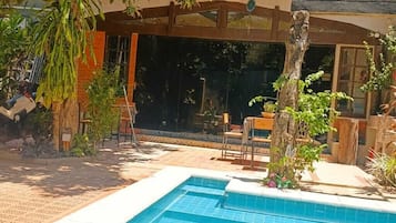 Kamer, 1 slaapkamer, roken, terras | Zwembad | Een buitenzwembad