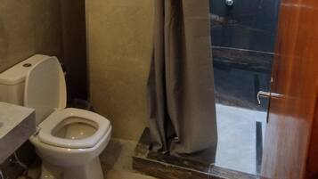 Room, 1 Bedroom, Smoking, Patio | Bilik Mandi