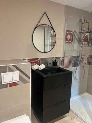 Regadera, secadora de cabello, toallas 