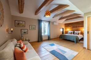 Room - Guest Room “Brimbelle Room with Private Bathroom” – Shared Terrace, Wi-Fi & AC (Champdray)