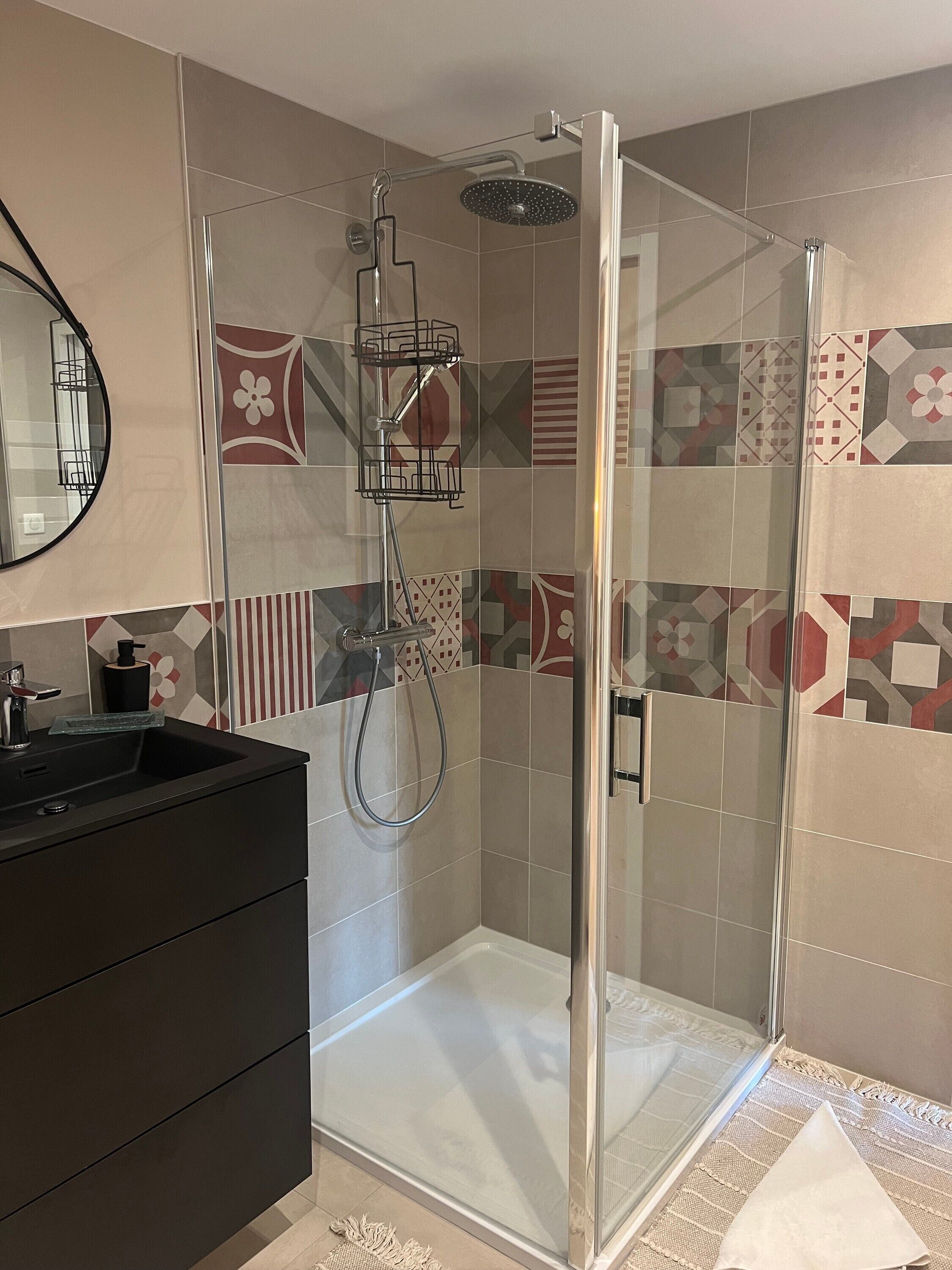 Douche, sèche-cheveux, serviettes fournies