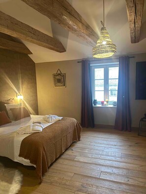 1 bedroom, WiFi, bed sheets - Guest Room “Brimbelle Room with Private Bathroom” – Shared Terrace, Wi-Fi & AC (Champdray)