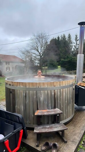 Outdoor spa tub