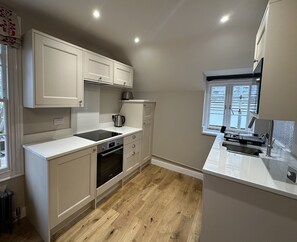 Private kitchen - Spacious Georgian City Centre 1BR Apt near Uni (Exeter)