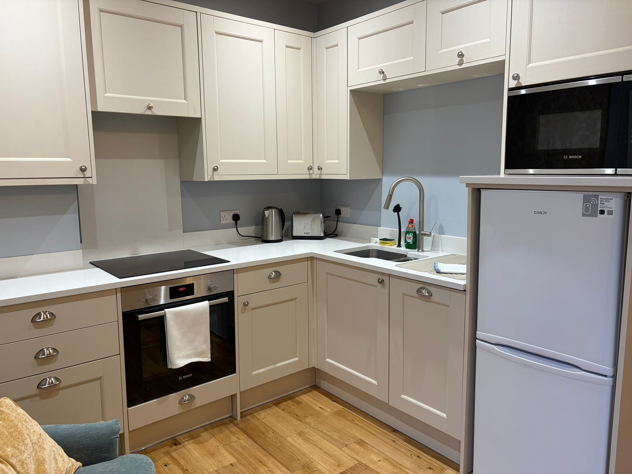 Kühlschrank, Mikrowelle, Ofen, Herdplatte