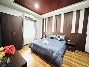 Caja de seguridad en la habitación, escritorio y cortinas blackout 