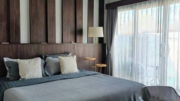 Hypo-allergenic bedding, minibar, in-room safe, desk