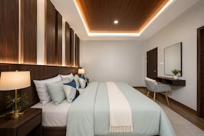 Una habitación de hotel moderna con una cama grande, lámparas de noche, un escritorio y un espejo.