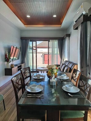 패밀리 빌라 | 거실 공간 | 케이블 채널 시청이 가능한 50인치 LED TV