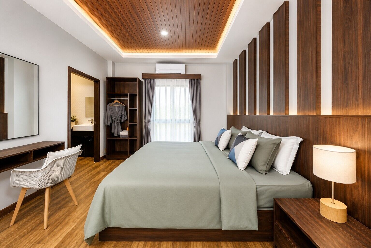 Hypo-allergenic bedding, minibar, in-room safe, desk
