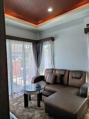 패밀리 빌라 | 거실 공간 | 케이블 채널 시청이 가능한 50인치 LED TV