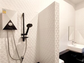 Ducha, artículos de tocador gratuitos, secador de pelo, pantuflas