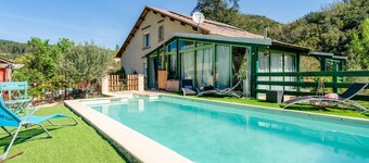 Cottage 'Gîte Les Coquelicots' with Shared Pool, Wi-Fi and Air Conditioning