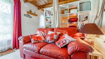 Een televisie, een dvd-speler en een tafeltennistafel