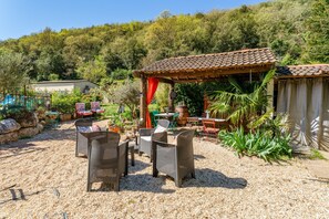 Terrace/patio - Cottage 'Gîte Les Coquelicots' with Shared Pool, Wi-Fi and Air Conditioning (Saint-Sébastien d'Aigrefeuille)