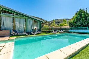 Pool - Cottage 'Gîte Les Coquelicots' with Shared Pool, Wi-Fi and Air Conditioning (Saint-Sébastien d'Aigrefeuille)