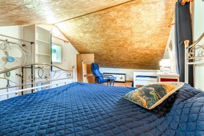 Iron/ironing board, WiFi, bed sheets - Cottage 'Gîte Les Coquelicots' with Shared Pool, Wi-Fi and Air Conditioning (Saint-Sébastien d'Aigrefeuille)