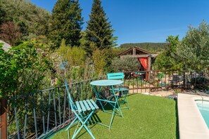 Outdoor dining - Cottage 'Gîte Les Coquelicots' with Shared Pool, Wi-Fi and Air Conditioning (Saint-Sébastien d'Aigrefeuille)