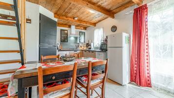 Kjøleskap, mikrobølgeovn, ovn og kokeplater