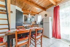 Fridge, microwave, oven, stovetop - Cottage 'Gîte Les Coquelicots' with Shared Pool, Wi-Fi and Air Conditioning (Saint-Sébastien d'Aigrefeuille)