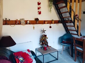 TV, DVD player, table tennis - Cottage 'Gîte Les Coquelicots' with Shared Pool, Wi-Fi and Air Conditioning (Saint-Sébastien d'Aigrefeuille)