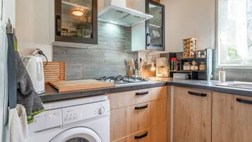 Kjøleskap, mikrobølgeovn, ovn og kokeplater