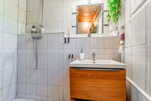 Shower, free toiletries, hair dryer, towels - Cottage 'Gîte Les Coquelicots' with Shared Pool, Wi-Fi and Air Conditioning (Saint-Sébastien d'Aigrefeuille)
