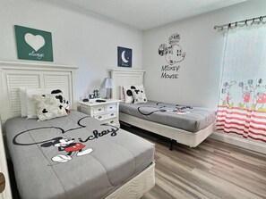 4 habitaciones, escritorio y tabla de planchar con plancha 