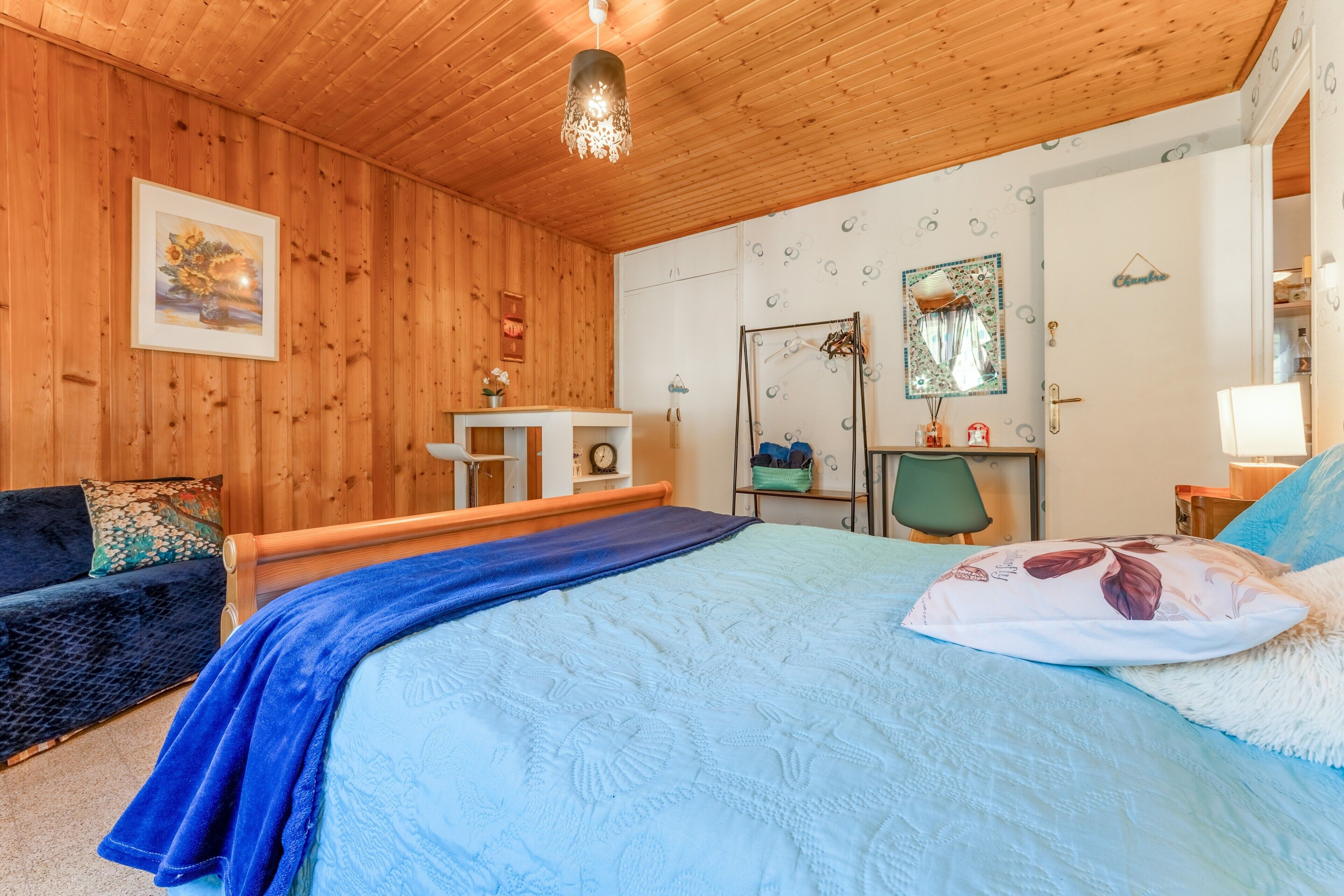 Iron/ironing board, WiFi, bed sheets