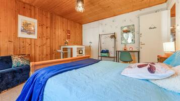 Iron/ironing board, WiFi, bed sheets