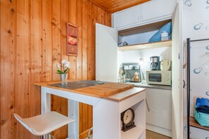 Refrigerador, microondas, cafetera y tetera y tetera eléctrica 