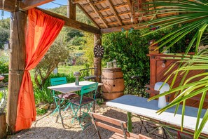 Outdoor dining - Room 'Chambres D'hôte Bleue' with Shared Pool, Shared Terrace and Wi-Fi (Saint-Sébastien d'Aigrefeuille)