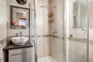 Douche, sèche-cheveux, serviettes fournies