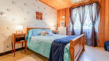 Iron/ironing board, WiFi, bed sheets