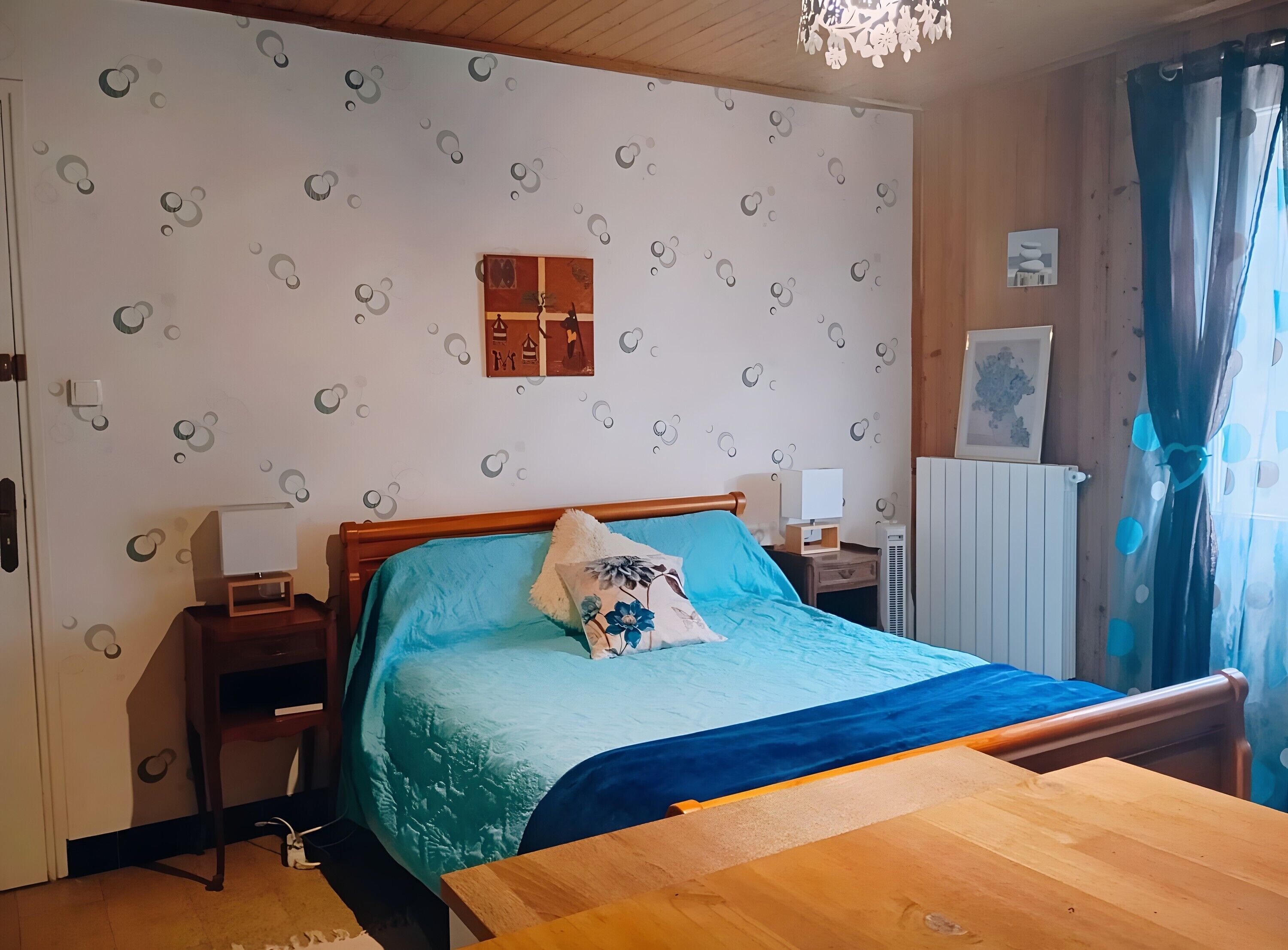 Iron/ironing board, WiFi, bed sheets