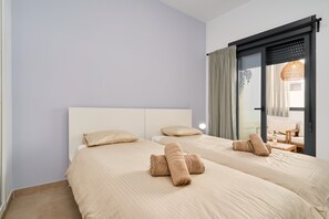 Tabla de planchar con plancha, wifi y ropa de cama 