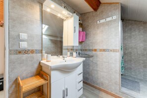 Dusch, hårtork och handdukar