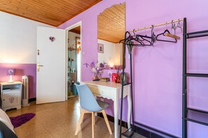 Interior - Room “Lavande Guest Room” with Pool, Shared Terrace, and Wi-Fi (Saint-Sébastien d'Aigrefeuille)