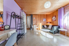 Ping pong - Room “Lavande Guest Room” with Pool, Shared Terrace, and Wi-Fi (Saint-Sébastien d'Aigrefeuille)