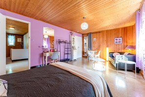 Strykjärn/strykbräda, wi-fi och sängkläder