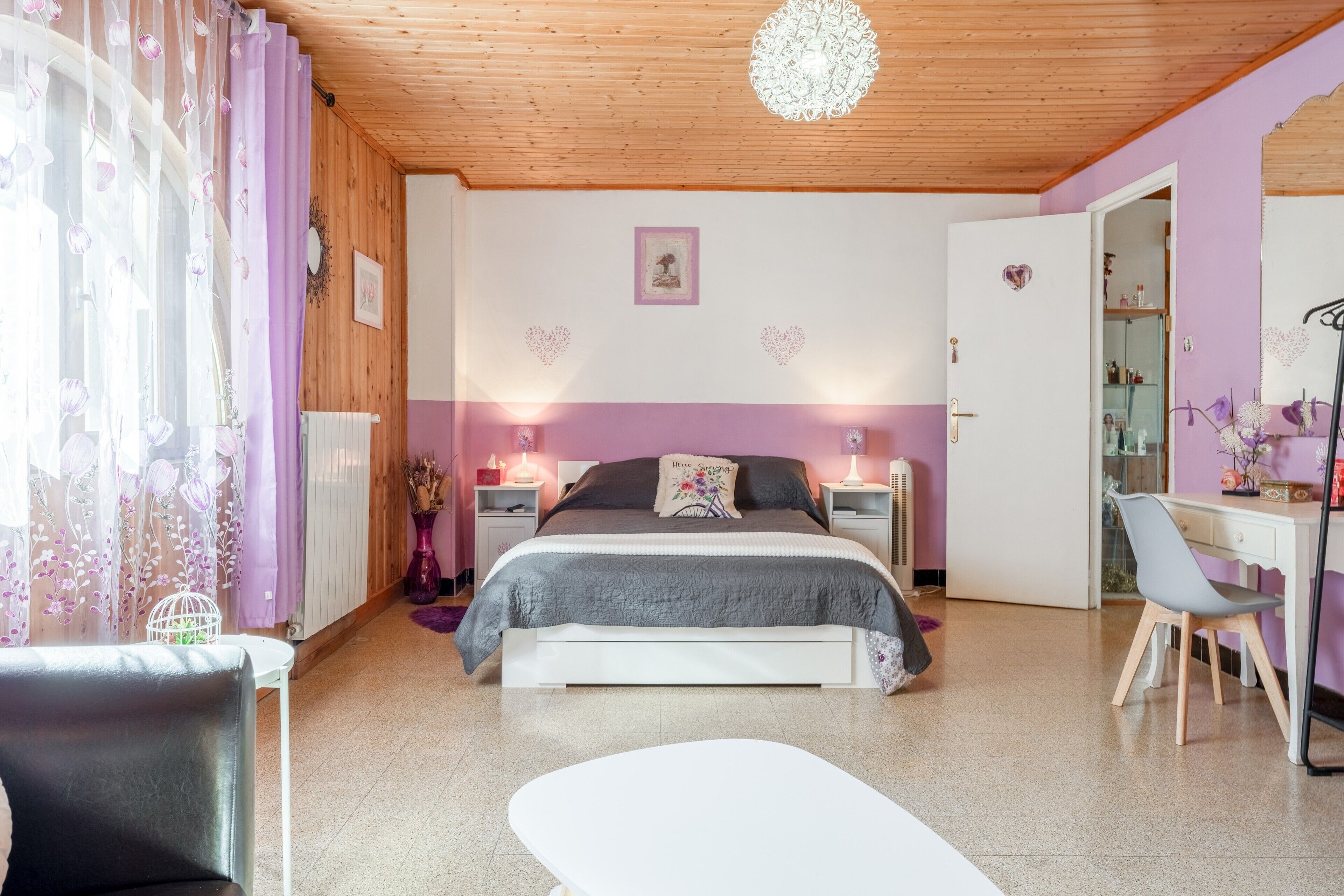 Tabla de planchar con plancha, wifi y ropa de cama 